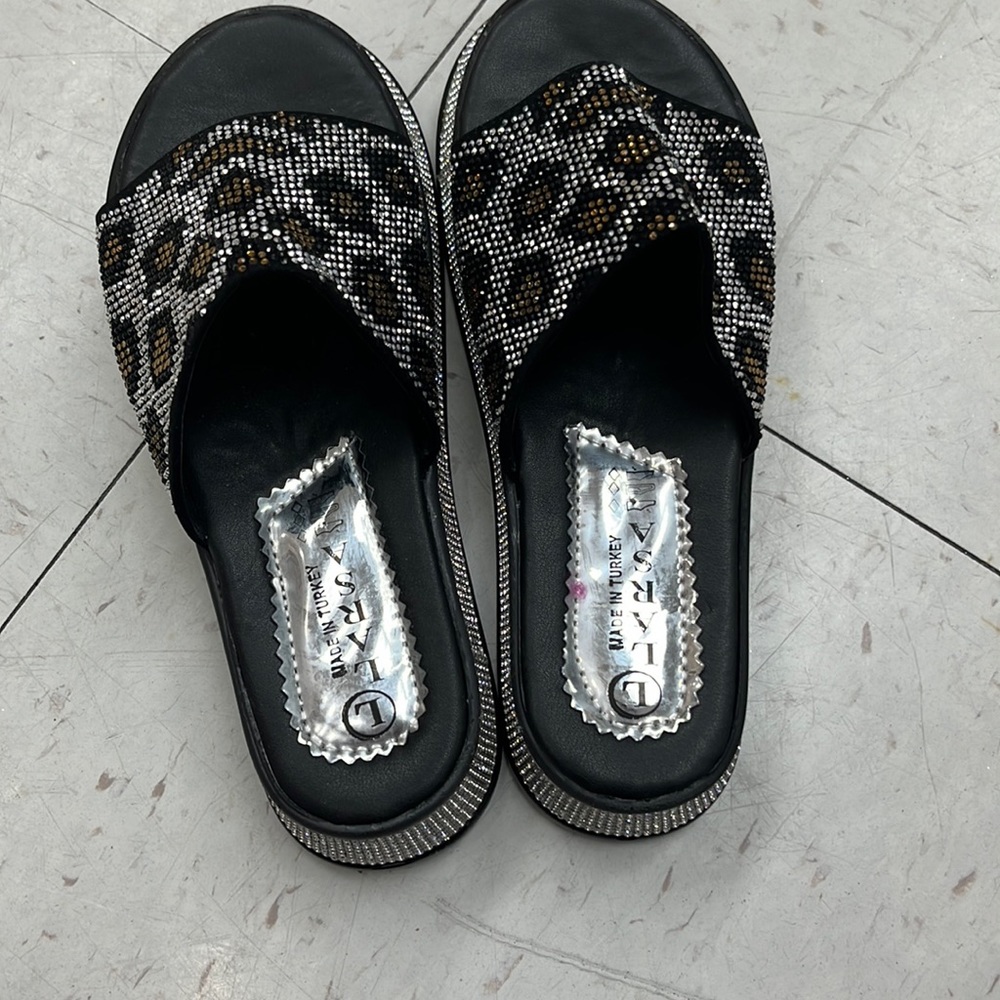 Larsa women's slippers with a decorative
